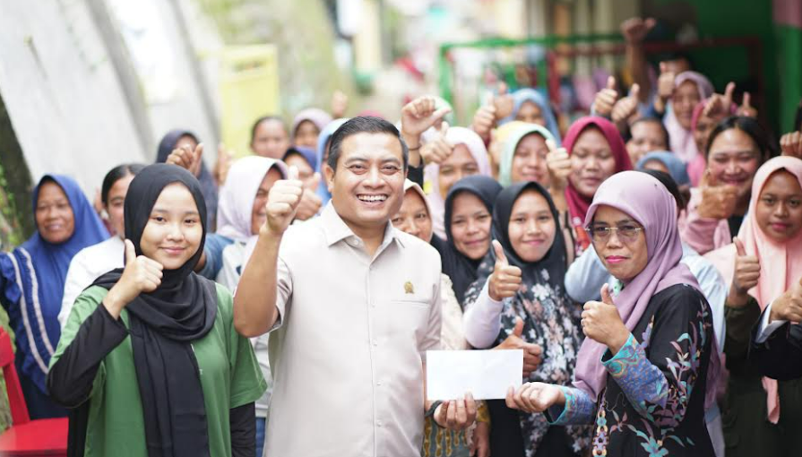 Puguh Wiji Pamungkas saat menyerahkan bantuan operasional dan memimpin pemeriksaan kesehatan di TK Dharma Wanita Persatuan, Dusun Dampul, Malang.