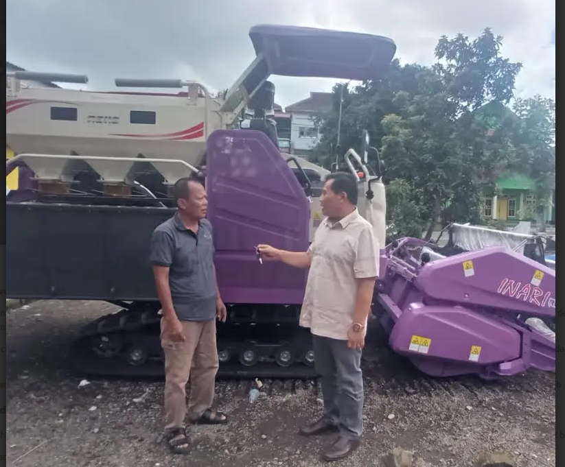 Anggota DPRD Jawa Timur, H. Satib, menyerahkan satu unit combine harvester kepada Gapoktan Tani Makmur di Jember sebagai dukungan terhadap ketahanan pangan.