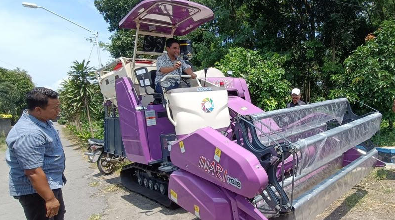 DPRD Jatim Bantu Mesin Panen Canggih untuk Petani Purwotengah Kediri