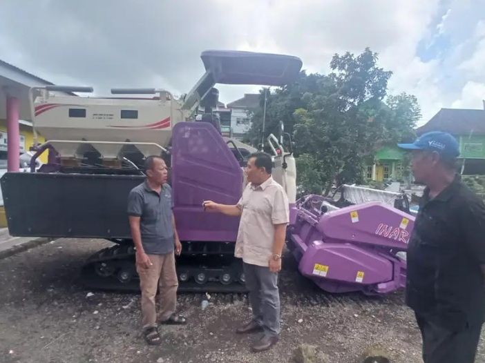 Anggota DPRD Provinsi Jawa Timur Drs. H. Satib, M.Si menyerahkan bantuan combine harvester kepada Gapoktan Tani Makmur di Desa Dukuh Dempok, Kecamatan Wuluhan, Kabupaten Jember.