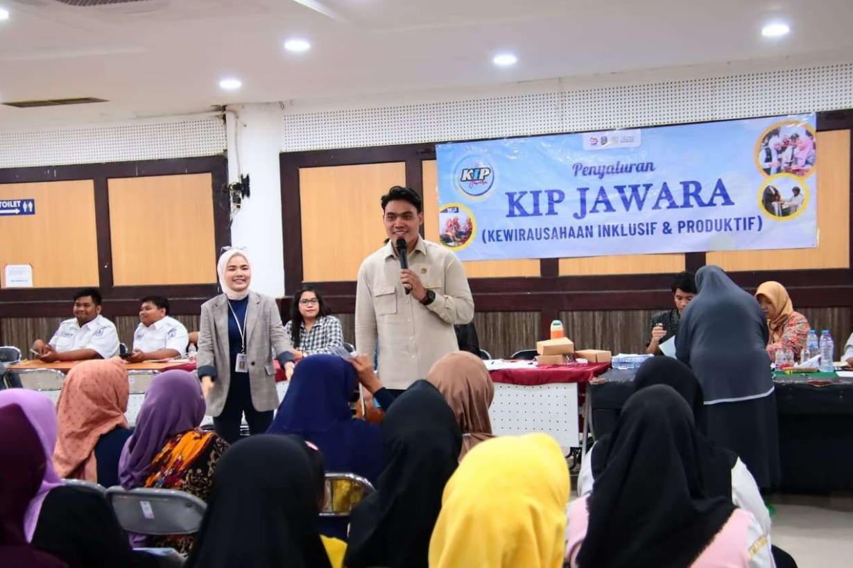 Anggota Komisi E DPRD Jawa Timur, Cahyo Harjo Prakoso, mengawal langsung penyaluran Bantuan Kewirausahaan Inklusif Produktif (KIP) Jawa Timur Sejahtera atau Jawara (Foto: Humas Dewan Jatim)