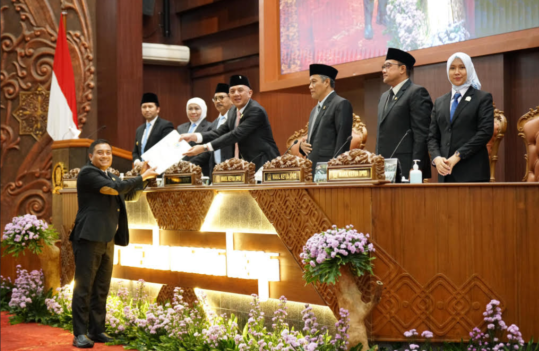 Sekretaris Fraksi PKS DPRD Jawa Timur Puguh Wiji Pamungkas saat menyampaikan Pendapat Akhir Fraksi dalam Rapat Paripurna DPRD Jatim.