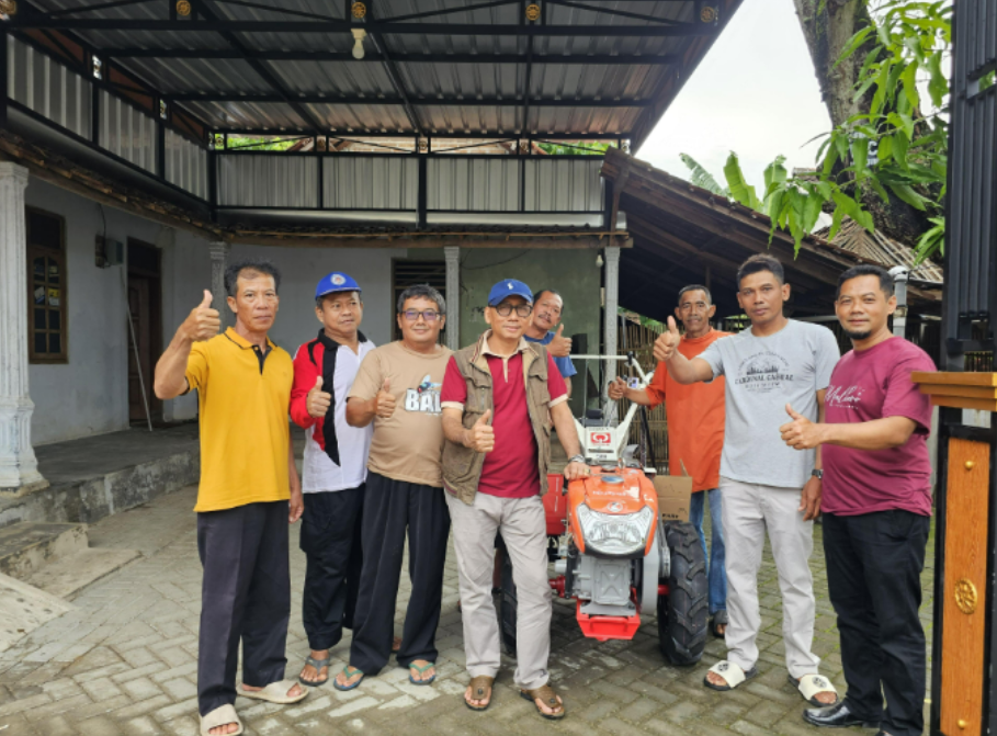 Dukung Produktivitas Pertanian, Suli Da'im Serahkan Bantuan Hand Tractor untuk Petani Purworejo Ponorogo
