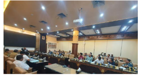 Ketua Komisi D DPRD Jawa Timur, Abdul Halim, memimpin audiensi dengan warga terdampak proyek normalisasi Sungai Kalianak di DPRD Jatim.