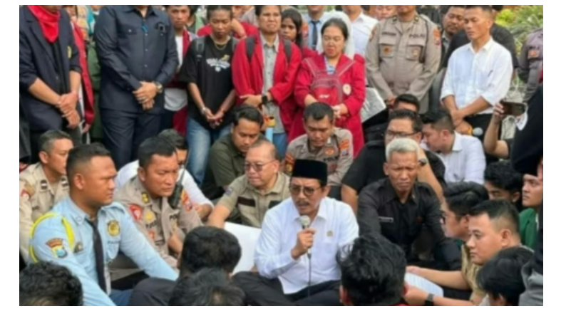 Ketua DPRD Jawa Timur, Musyafak Rouf, menemui mahasiswa BEM Nusantara Jawa Timur saat aksi penolakan wacana Pilkada tidak langsung di Surabaya.