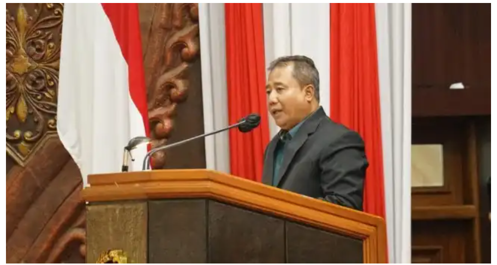 Juru Bicara Fraksi Partai Golkar DPRD Jawa Timur Siadi menyampaikan pendapat akhir fraksi dalam rapat paripurna terkait persetujuan Perda perubahan penanggulangan bencana.