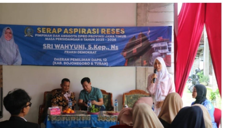 Sri Wahyuni saat berdialog dengan masyarakat dalam kegiatan reses di Desa Margomulyo, Kecamatan Balen, Kabupaten Bojonegoro, Minggu (08/02/2026).