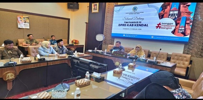 Lilik Hendrawati menerima kunjungan kerja Pansus DPRD Kabupaten Kendal di DPRD Jawa Timur dalam rangka berbagi pengalaman penyusunan regulasi dan tata tertib kelembagaan.