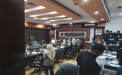 Sri Untari Bisowarno, Ketua Komisi E DPRD Jawa Timur, saat memberikan keterangan terkait reaktivasi BPJS PBI di Surabaya.