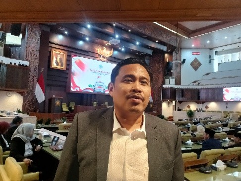 Endy Alim Abdi Nusa menyampaikan optimisme pengembangan Kawasan Ekonomi Khusus (KEK) tembakau berbasis koperasi di Madura saat rapat di DPRD Jawa Timur.