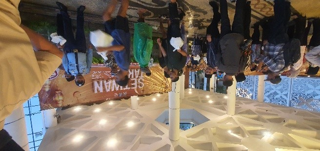 Anggota DPRD Jawa Timur, Rasiyo, membagikan paket takjil kepada warga Surabaya dalam kegiatan Ramadan 1447 H di halaman Kantor DPRD Jatim.