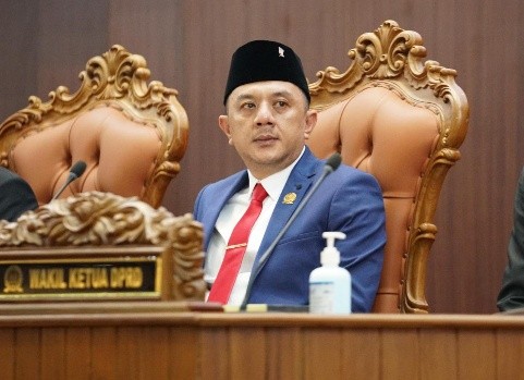 Wakil Ketua DPRD Jawa Timur, Deni Wicaksono, menyoroti temuan roti berjamur dan telur kotor dalam Program MBG di Magetan.