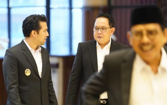 Wakil Gubernur Jawa Timur Emil Elestianto Dardak menyampaikan penjelasan terkait usulan penyertaan modal Rp300 miliar untuk Jamkrida Jatim dalam rapat paripurna DPRD Jawa Timur.