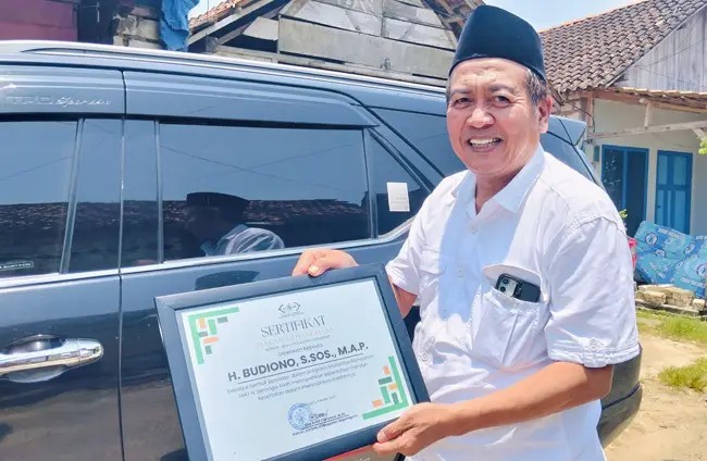 Anggota DPRD Jawa Timur, Budiono, saat menghadiri peluncuran website LAZISNU Bojonegoro dan menerima piagam kemanusiaan.