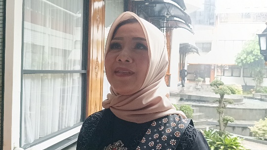 Laili Abidah saat menyampaikan pesan Hari Kartini tentang peran strategis perempuan dalam pembangunan Jawa Timur.