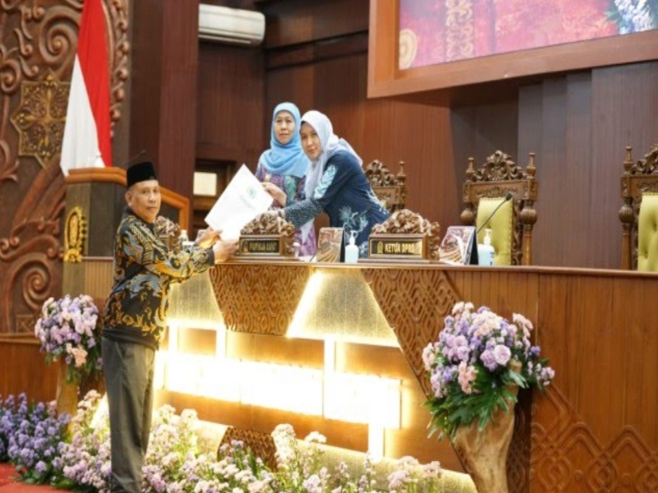 Sumardi menyampaikan pandangan Fraksi Golkar DPRD Jawa Timur terkait evaluasi LKPJ Gubernur Tahun Anggaran 2025.