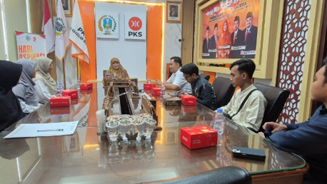 Ketua Fraksi PKS DPRD Jawa Timur, Lilik Hendarwati, menerima kunjungan silaturahmi pengurus KAMMI Jawa Timur dan mendorong kader muda aktif menyiapkan diri menjadi legislator berkualitas.