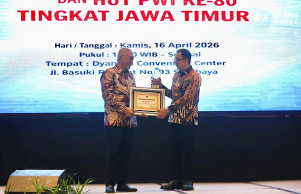 Wakil Ketua DPRD Jawa Timur, Deni Wicaksono, menerima penghargaan dari PWI Jatim dalam peringatan Hari Pers Nasional 2026 di Surabaya.
