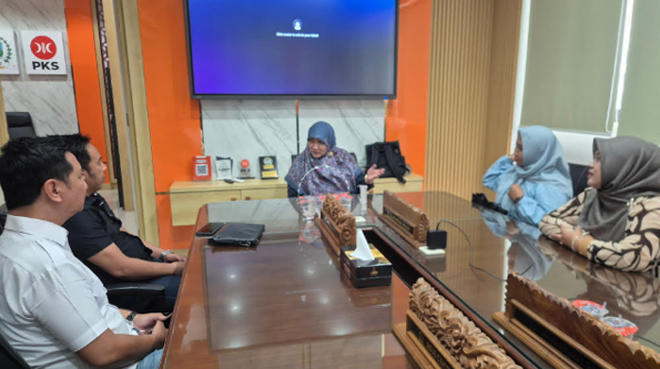 Ketua Fraksi PKS DPRD Jawa Timur Lilik Hendarwati menerima aspirasi warga Pandugo terkait rencana pembukaan akses jalan baru di kawasan permukiman.
