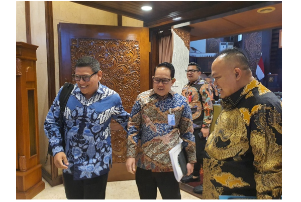 Juru Bicara Pansus BUMD DPRD Jawa Timur, Abdullah Abu Bakar, menyampaikan rekomendasi restrukturisasi dan penguatan tata kelola BUMD Jatim