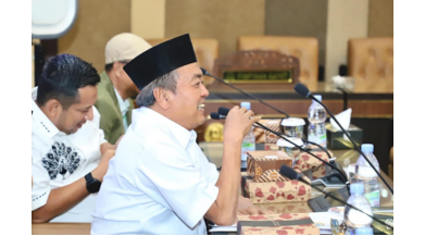 Wakil Ketua Komisi A DPRD Jawa Timur, Budiono, memilih menggunakan kereta api dari Bojonegoro ke Surabaya sebagai langkah efisiensi bahan bakar minyak (BBM) dan penghematan energi di tengah kebijakan efisiensi anggaran tahun 2026.