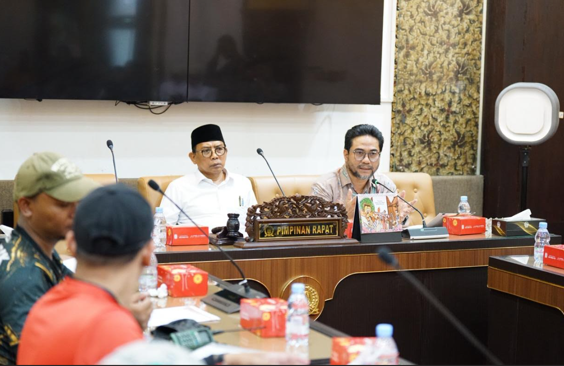 Wakil Ketua Komisi D DPRD Jawa Timur Khusnul Arif menemui massa aksi pengemudi transportasi online dan menyatakan dukungan terhadap percepatan pembentukan Undang-Undang Transportasi Online.