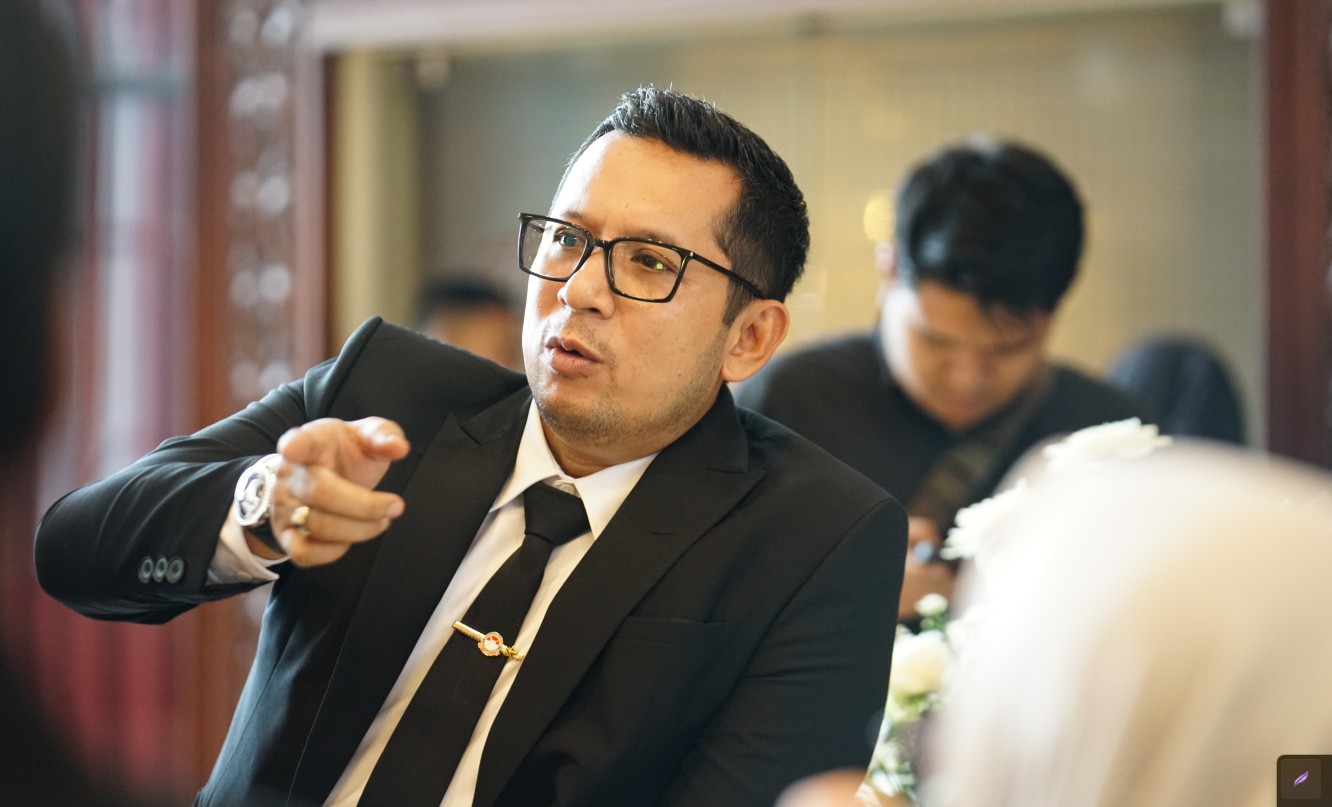 Sekretaris DPRD Jawa Timur, Mohammad Ali Kuncoro, meninjau pemanfaatan lahan kantor untuk hidroponik dan budidaya lele.
