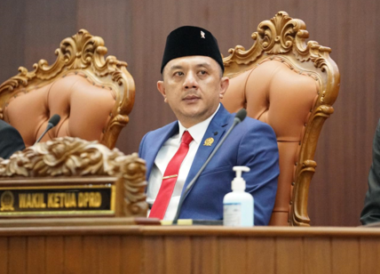 Wakil Ketua DPRD Jawa Timur, Deni Wicaksono, menyoroti ketimpangan kualitas pendidikan dan tantangan digitalisasi sekolah di Jawa Timur.