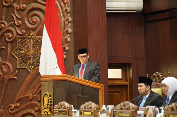 Juru Bicara Fraksi PAN DPRD Jawa Timur Abdullah Abu Bakar menyampaikan persetujuan perubahan PT Petrogas Jatim Utama menjadi Perseroda dalam rapat paripurna DPRD Jatim. Foto: Abdullah Abu Bakar.