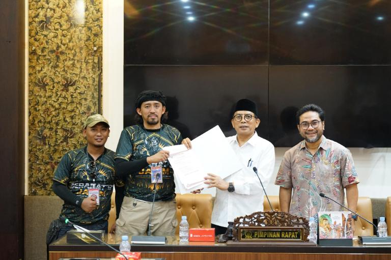 Wakil Ketua Komisi D DPRD Jawa Timur, Khusnul Arif (kanan), menerima audiensi ratusan driver online yang tergabung dalam Geranat’s Jawa Timur di Gedung DPRD Jatim, Surabaya, Rabu (20/05/2026).