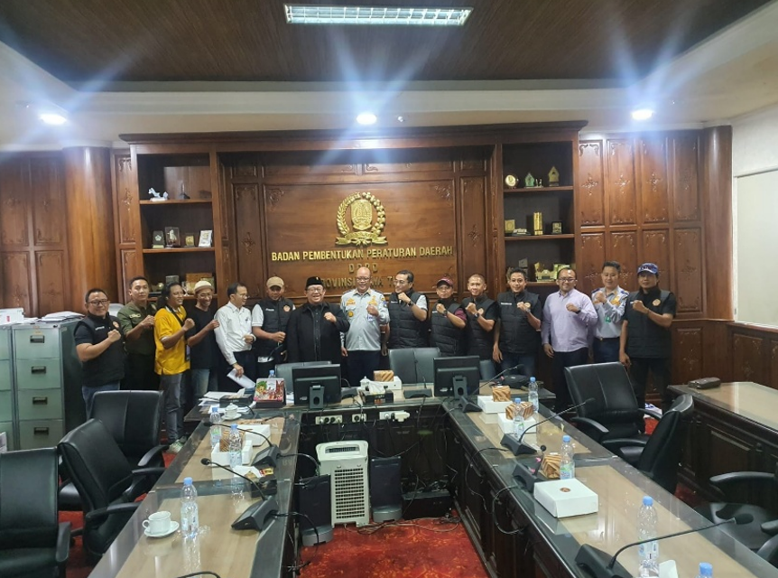 Ketua Bapemperda DPRD Jawa Timur Yordan Batara Goa menyampaikan komitmen DPRD Jatim dalam penyusunan perda layanan transportasi sewa berbasis aplikasi.