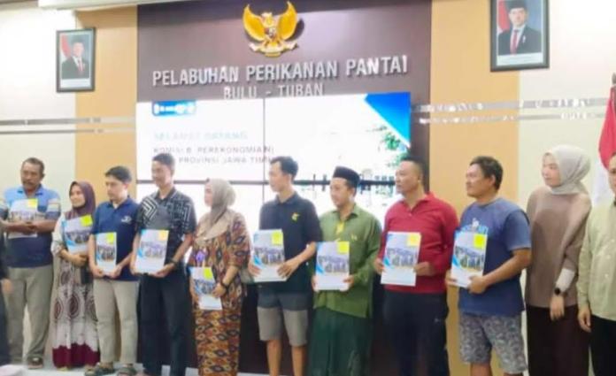 Anik Maslachah saat memimpin monitoring Komisi B DPRD Jawa Timur di UPT PPP Bulu terkait perizinan kapal, BBM subsidi, dan fasilitas nelayan.