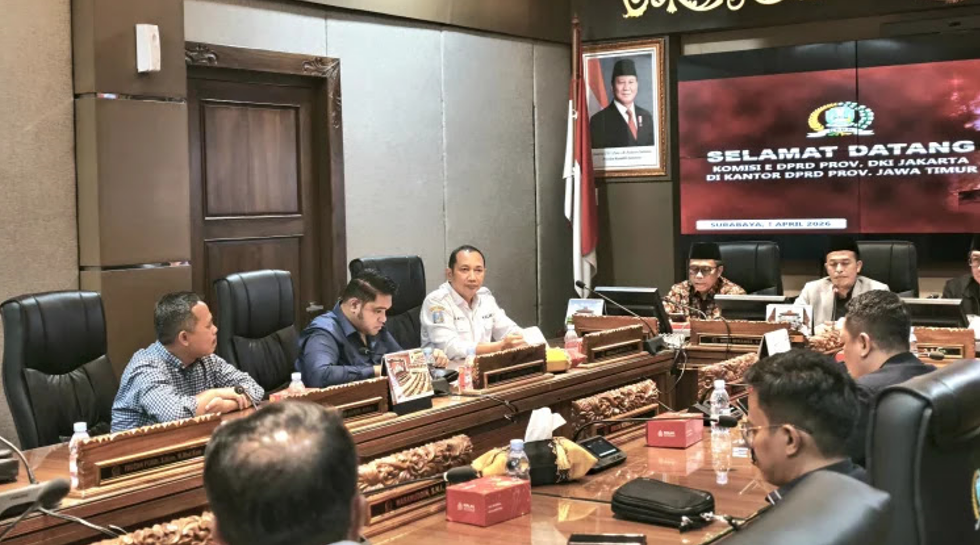 Ketua Komisi A DPRD Jawa Timur Dedi Irwansyah menerima kunjungan kerja Komisi A dan Komisi E DPRD DKI Jakarta dalam pembelajaran sistem Early Warning System (EWS) BPBD Jawa Timur di Surabaya