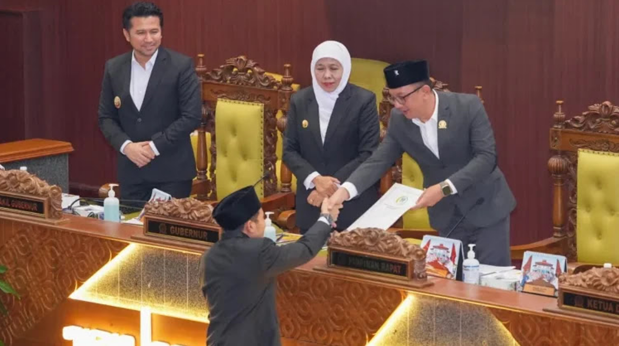 Juru bicara Panitia Khusus (Pansus) LKPJ DPRD Jawa Timur Adam Rusydi menyampaikan pendapat Pansus terkait LKPJ Gubernur Jawa Timur Tahun Anggaran 2025 dalam rapat paripurna DPRD Jatim