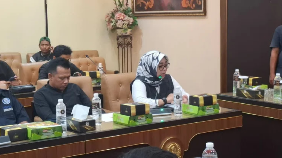 Ketua Komisi A DPRD Jawa Timur Dedi Irwansa menerima aduan orang tua korban dugaan peluru nyasar di Gresik dan berjanji menjembatani komunikasi dengan TNI AL untuk penyelesaian kasu