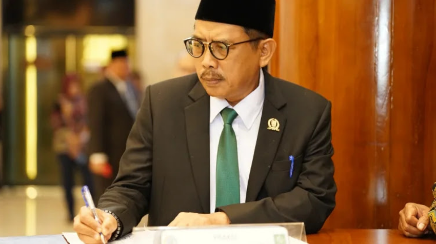 Ketua DPRD Jawa Timur Musyafak Rouf merespons keluhan sopir logistik terkait pembatasan pembelian BBM subsidi dan penggunaan QR Code di SPBU.