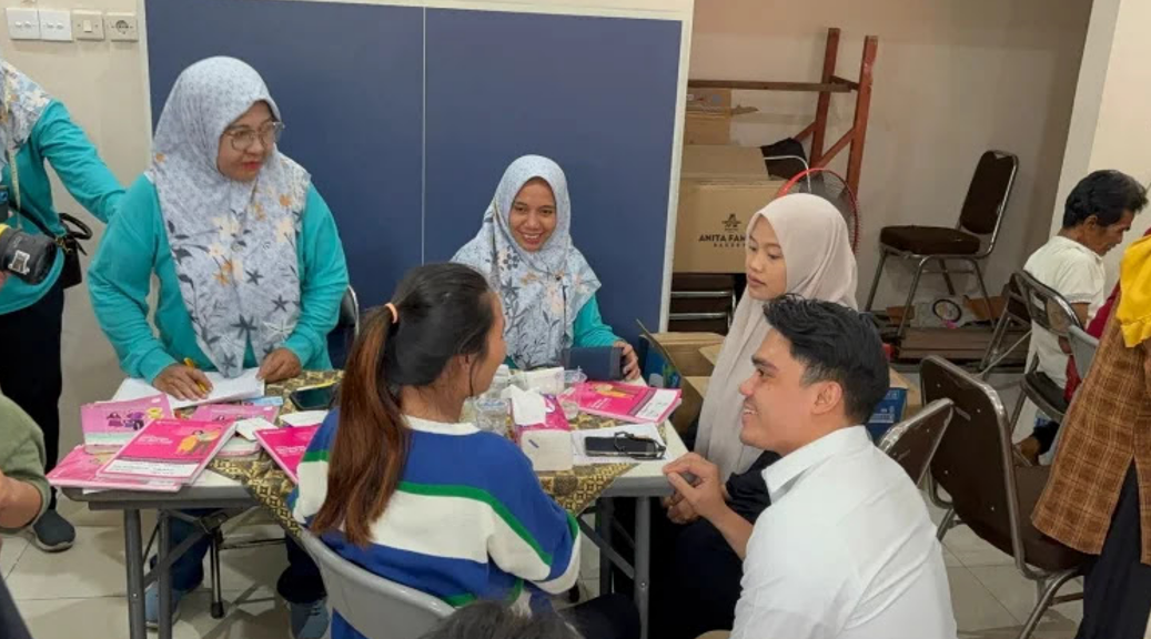 Anggota Komisi E DPRD Jawa Timur Cahyo Harjo Prakoso meninjau pelaksanaan cek kesehatan gratis bagi warga RW 7 Kelurahan Pacar Keling Surabaya.