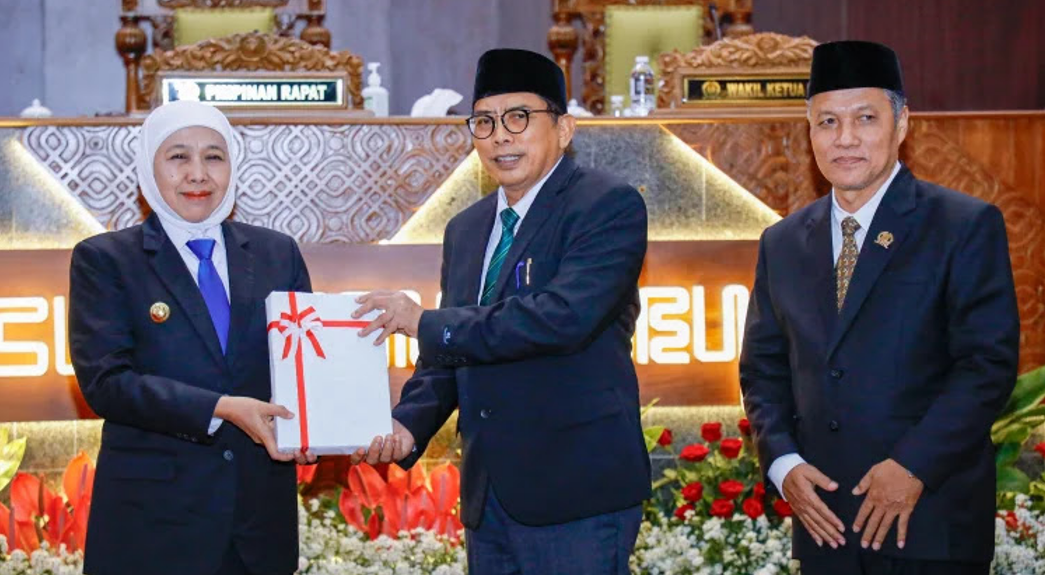 Ketua DPRD Jawa Timur, M. Musyafak, menyampaikan bahwa seluruh fraksi menerima LKPJ Gubernur Jawa Timur Tahun Anggaran 2025 dengan sejumlah catatan dan rekomendasi strategis untuk penyempurnaan pembangunan daerah.