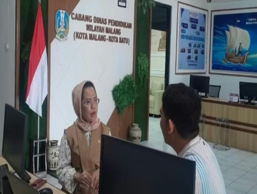 Ketua Komisi E DPRD Provinsi Jawa Timur, Dr. Sri Untari Bisowarno, M.A.P., saat meninjau proses pengambilan PIN SPMB 2026 di Cabdindik Jawa Timur Wilayah Malang dan memastikan pelaksanaan tahapan awal berjalan aman serta terkendali.