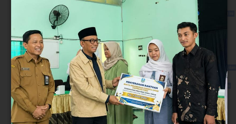 Anggota Komisi E DPRD Provinsi Jawa Timur H. Suli Da'im saat memberikan edukasi kepada masyarakat terkait tahapan SPMB 2026 dan pengambilan PIN SPMB.