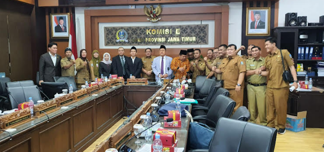 Komisi E DPRD Jawa Timur menerima audiensi Forum Komunikasi TPG Jawa Timur guna membahas solusi pemenuhan tambahan Tunjangan Profesi Guru (TPG) bagi puluhan ribu guru SMA, SMK, dan SLB di Jawa Timur.