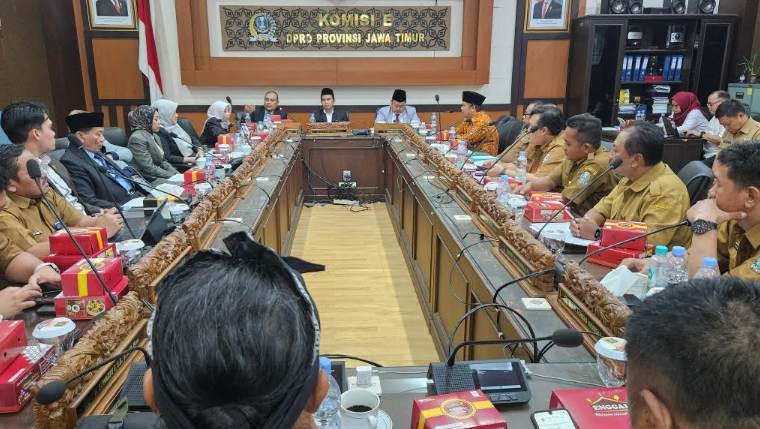 Puguh Wiji Pamungkas bersama Komisi E DPRD Jawa Timur saat menerima audiensi Forum Komunikasi TPG Jawa Timur terkait pembayaran tambahan Tunjangan Profesi Guru (TPG) bagi guru SMA, SMK, dan SLB.