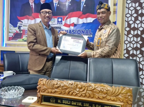 Wakil Ketua Fraksi PAN DPRD Jawa Timur Suli Da'im menerima penghargaan Tokoh Inspiratif Peduli Perlindungan Anak sebagai bentuk apresiasi atas kontribusinya dalam memperjuangkan perlindungan dan pemenuhan hak anak di Jawa Timur.