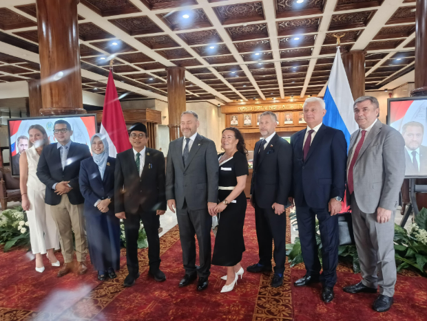 Ketua DPRD Provinsi Jawa Timur Drs. H. M. Musyafak menerima kunjungan delegasi DPRD Kota St. Petersburg, Rusia, untuk menjajaki peluang kerja sama bilateral.