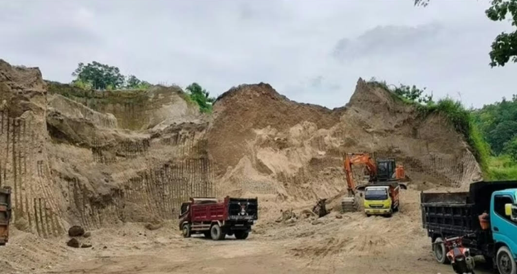 Ketua Komisi D DPRD Jawa Timur Abdul Halim saat meninjau persoalan aktivitas pertambangan di kawasan Telaga Ngebel, Ponorogo.