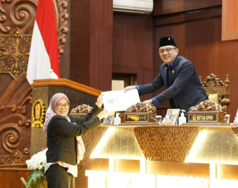 Juru Bicara Fraksi Partai NasDem DPRD Jawa Timur, Jajuk Rendra Kresna, menyampaikan pandangan fraksi terkait Raperda tentang Perubahan Ketiga atas Perda Nomor 5 Tahun 2017 dalam Rapat Paripurna DPRD Jawa Timur.