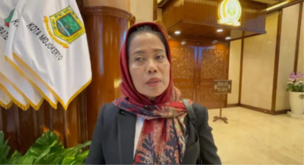 Ketua Komisi E DPRD Jawa Timur, Sri Untari Bisowarno, menjelaskan langkah penyempurnaan klausul Raperda Disabilitas guna memperkuat perlindungan hak penyandang disabilitas dan mekanisme pengawasan pelaksanaannya.