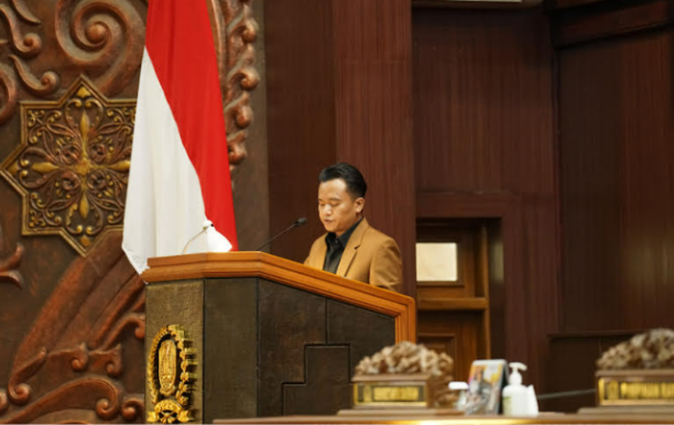 Juru Bicara Panitia Khusus DPRD Provinsi Jawa Timur, Nurul Huda, menyampaikan laporan perubahan ketiga atas Perda Nomor 5 Tahun 2017 dalam Rapat Paripurna DPRD Provinsi Jawa Timur.