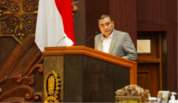 Juru Bicara FPKS DPRD Jatim, Puguh Wiji Pamungkas, menyampaikan pandangan umum fraksi terhadap Raperda Pertanggungjawaban Pelaksanaan APBD Tahun Anggaran 2025 dalam Rapat Paripurna DPRD Provinsi Jawa Timur.