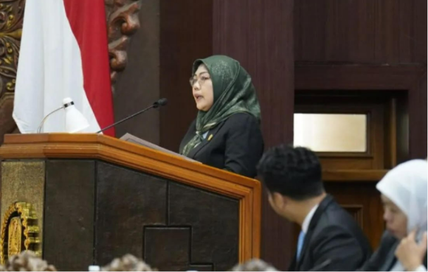 Juru Bicara Fraksi Partai Gerindra DPRD Jatim, Hermin, menyampaikan pandangan umum fraksi terhadap Raperda Pertanggungjawaban Pelaksanaan APBD Tahun Anggaran 2025 dalam Rapat Paripurna DPRD Provinsi Jawa Timur.